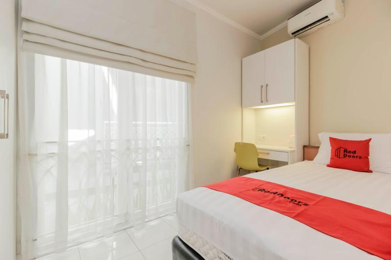 Reddoorz Syariah Plus At Jatibening Hotel Bekasi Exterior photo